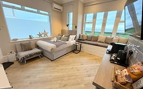 Beachfront Compact Coastal Crib, Direct Sea Views & Air Conditioning
